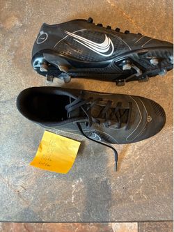 Soccer shoes