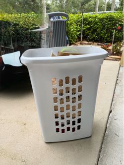 Like new Rolling Laundry Hamper with Wheels, Lid & Retractable Handle