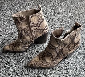JustFab Leather Snake Print Ankle Bootie, Pointed Toe Zip, Beige/Black 10
