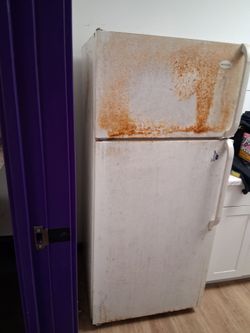 Top Freezer Refrigerator Looks ugly works great