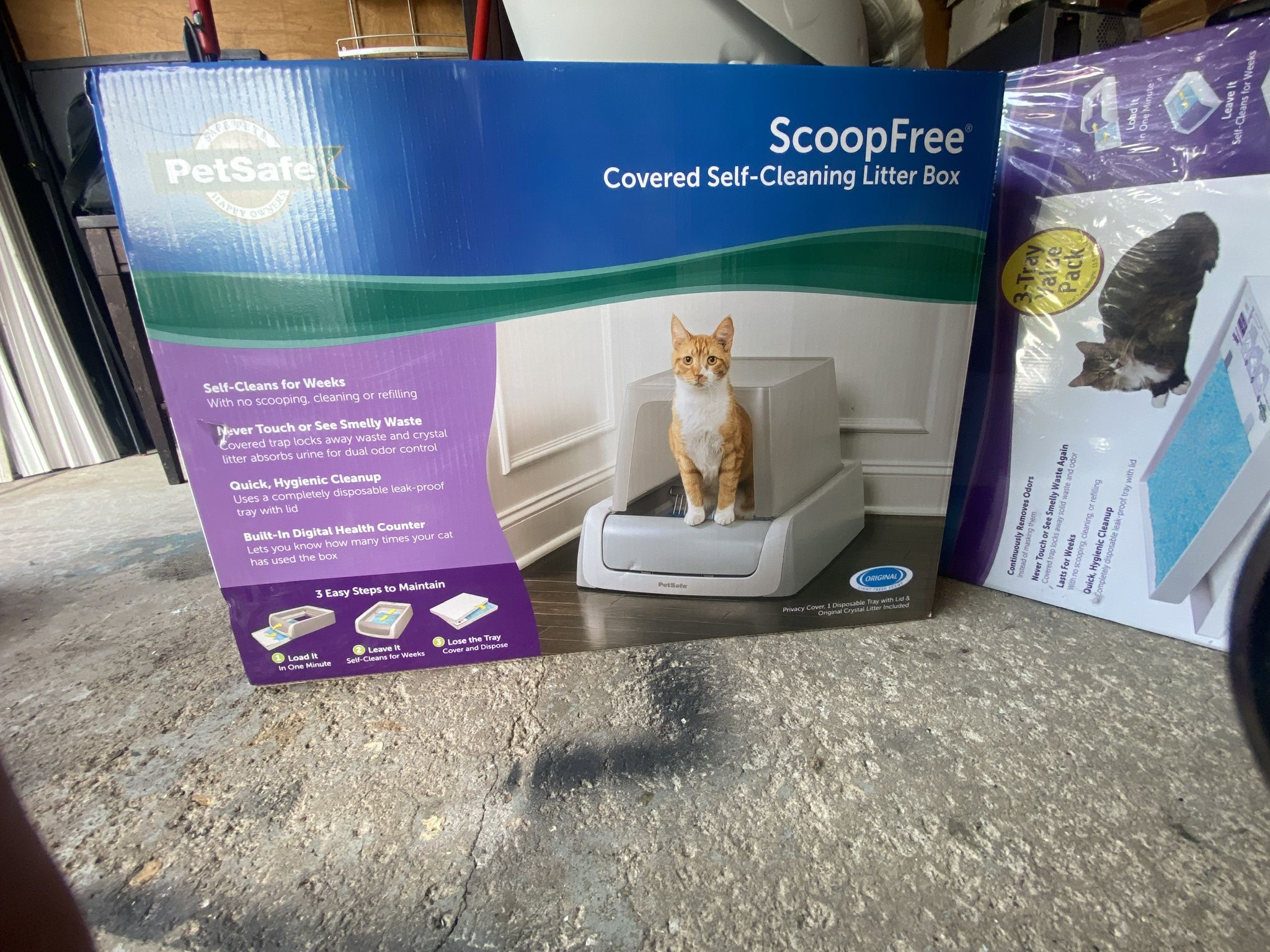 Pet safe Scoop Free Self Cleaning Litter Box
