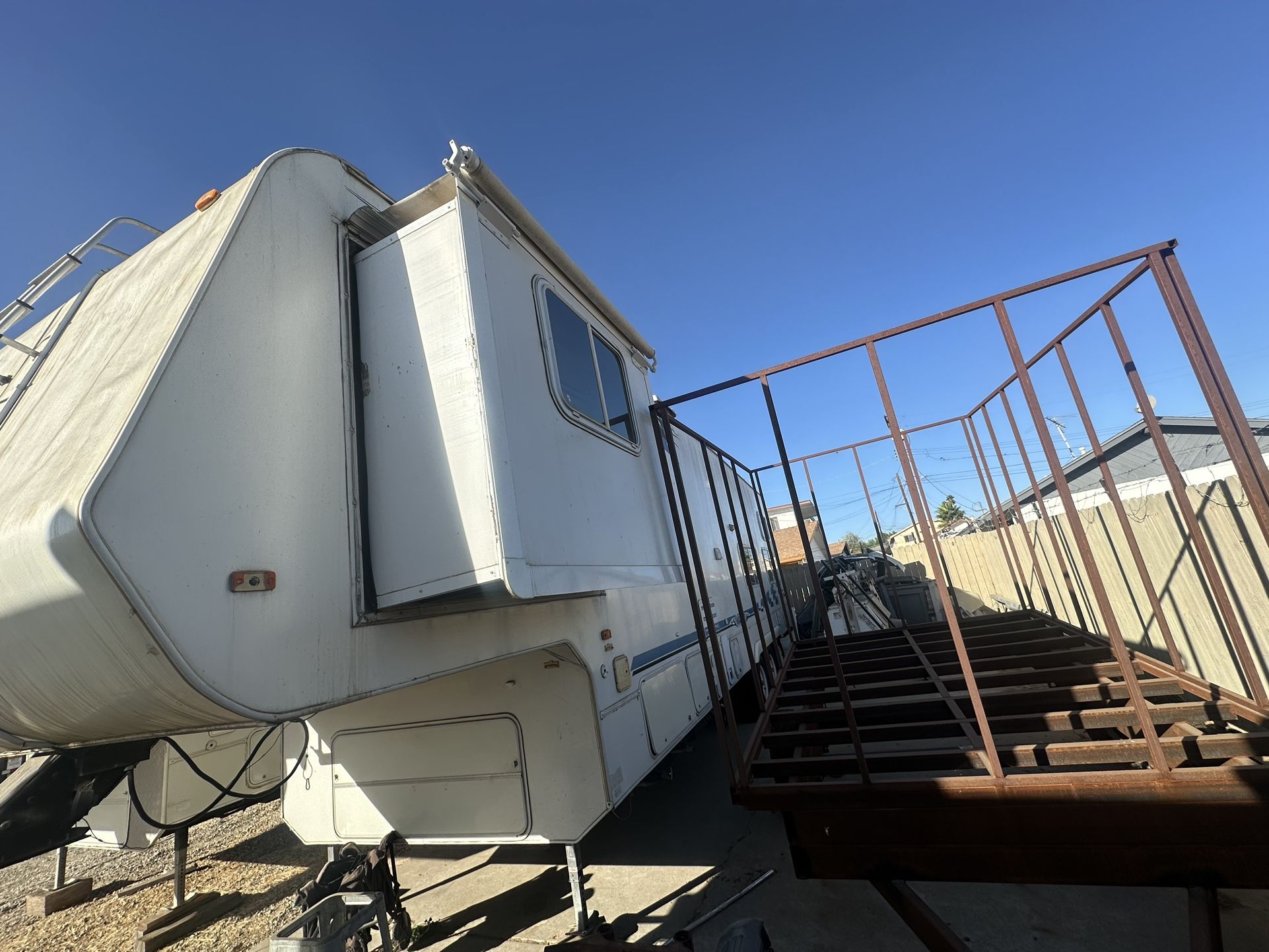 04 Weekend Warrior 35 5th Wheel Trailer