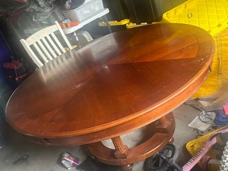 Round dinning Table