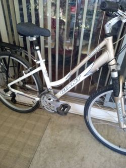 GIANT HYBRID BIKE Sedona dx