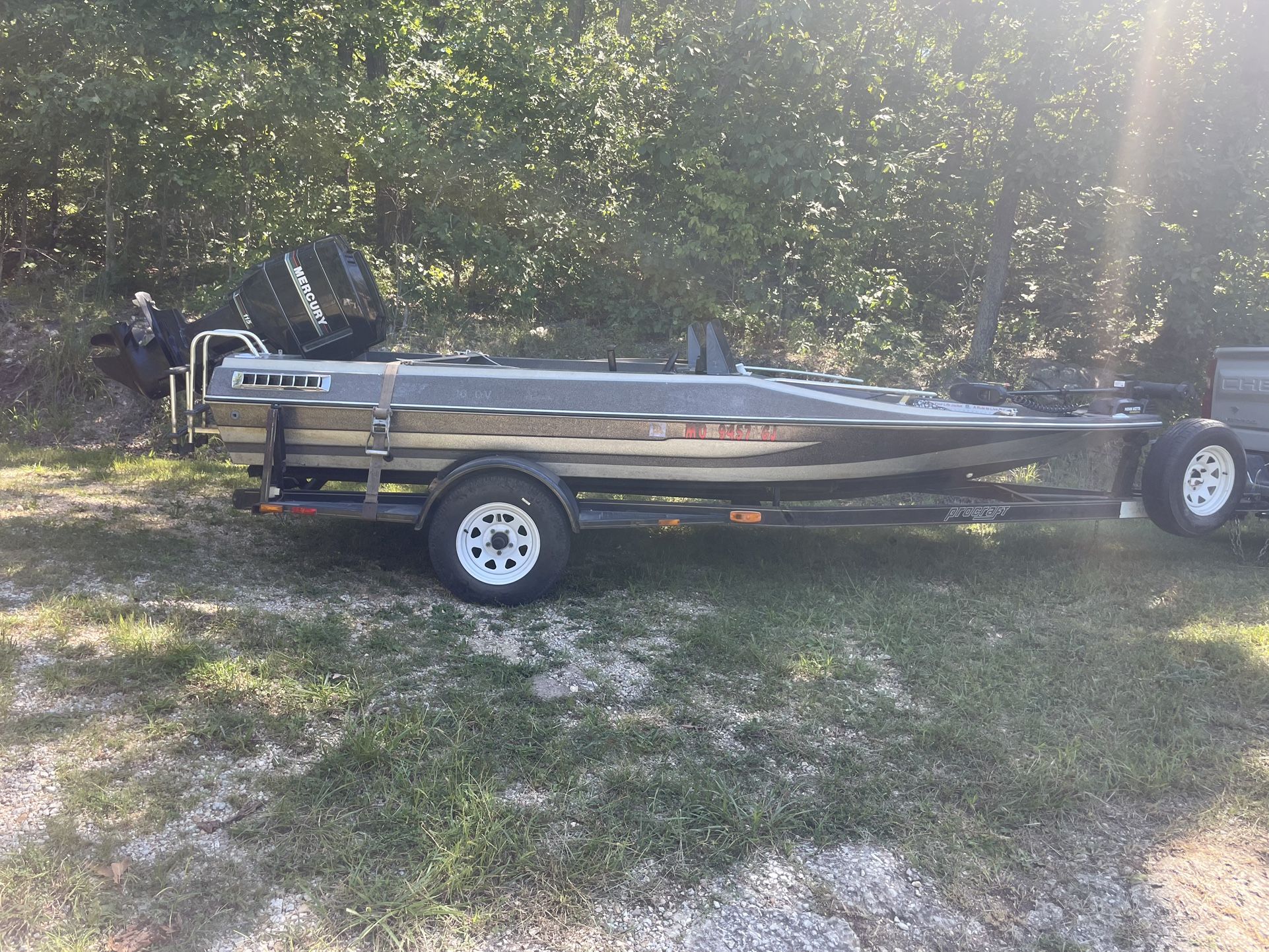 Good Used Condition Bass Boat With Fish Finder And Upgraded Trolling Motor