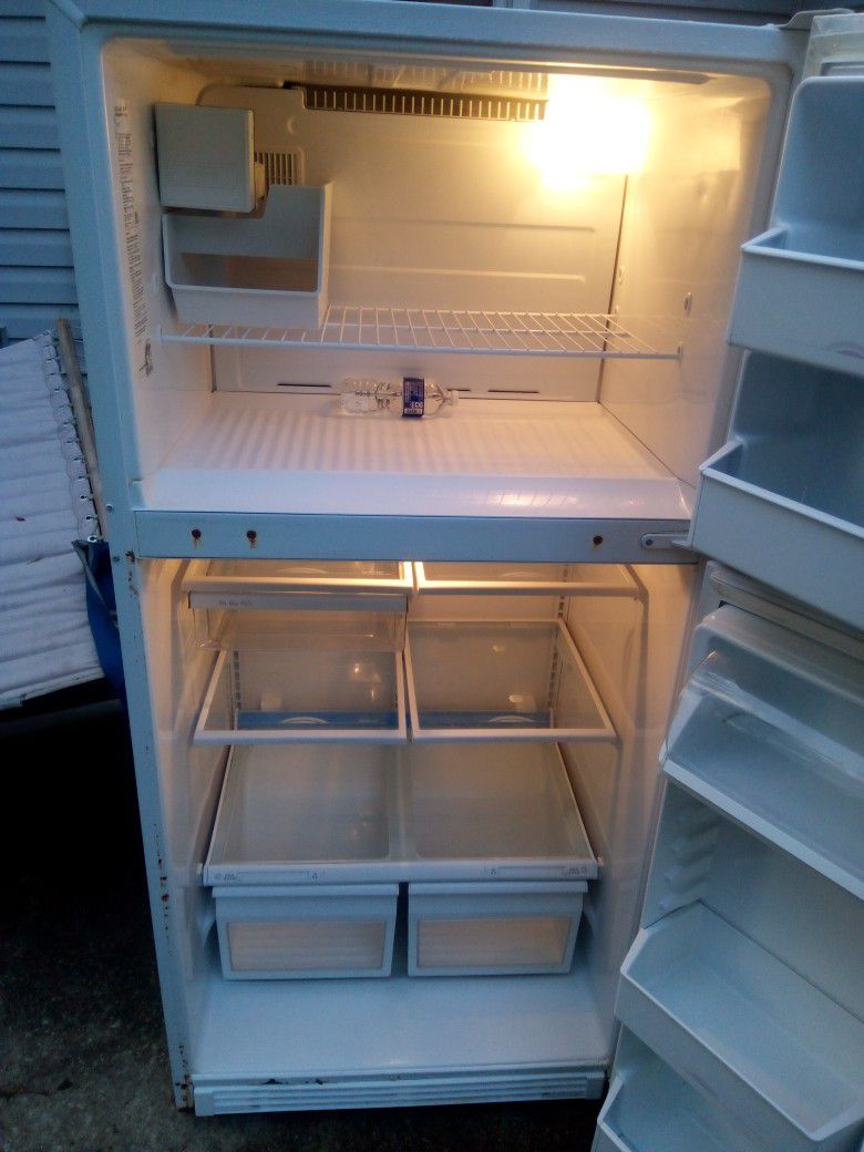 22 Cubic Ft Refrigerator, With Ice Maker 