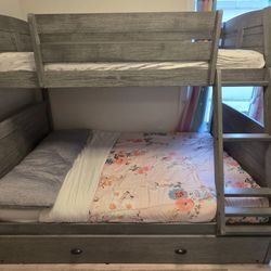 EXTRA GUEST BED! Twin And Queen 3 LEVEL's - BUNKBED And TRUNDLE! Like New! 4 Person Bunkbed With Trundle - Can Fit Even 5. Smoke Free - Pet Free