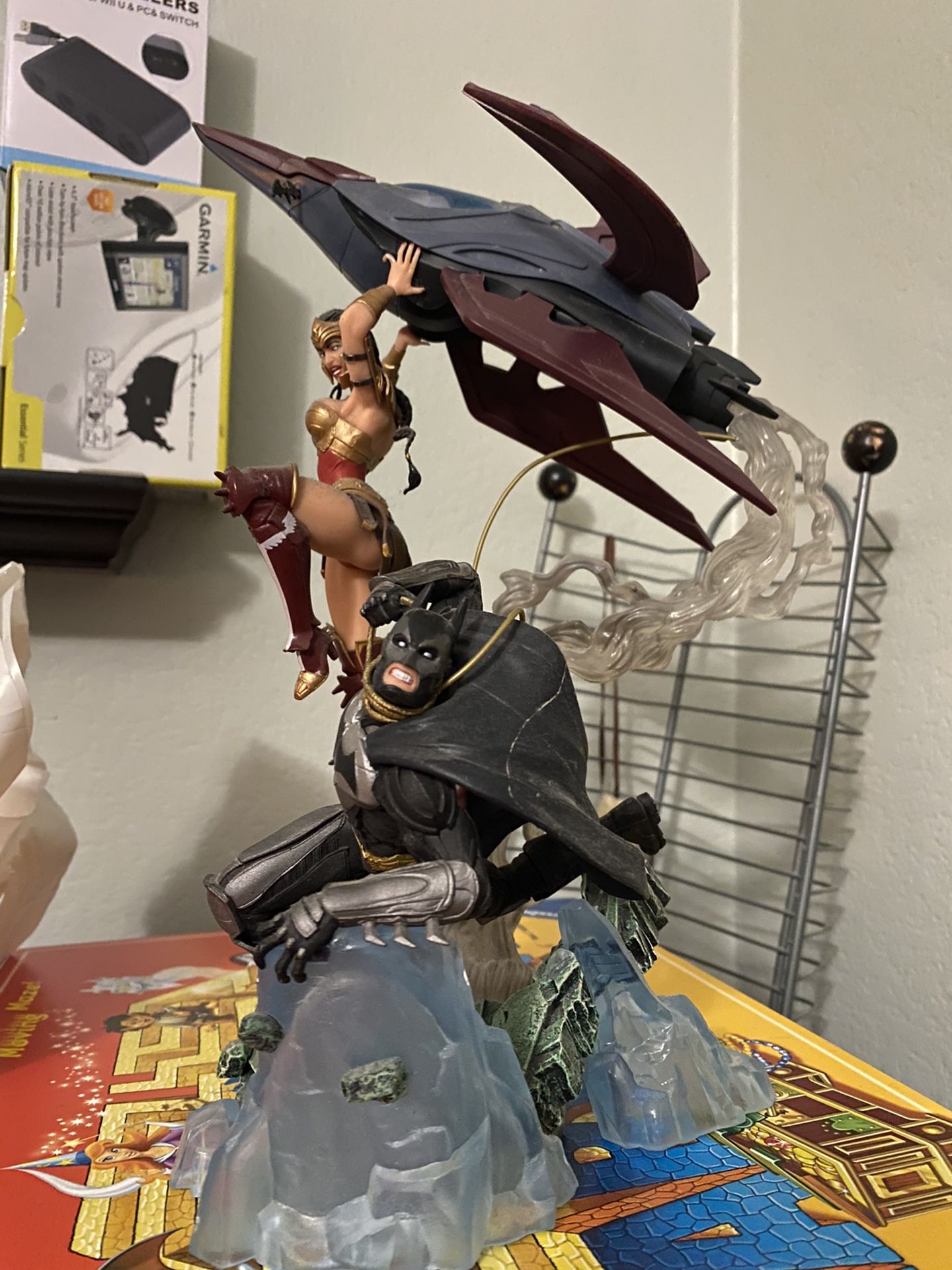 Injustice: Gods Among Us Batman Vs Wonder Woman Statue