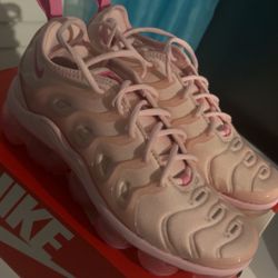 Women’s 7.5 Nike Vapor Max Plus Pink Foam 