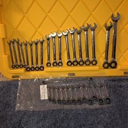 BRAND NEW 32 PIECE GEARWRENCH MIX OF METRIC AND STANDARD RATCHETING WRENCHES !! 