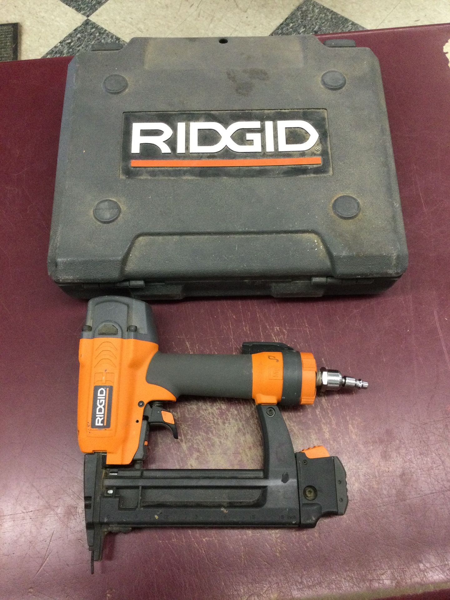 RIDGID NARROW CROWN STAPLER 18 GA PNEUMATIC TOOL STAPLE GUN