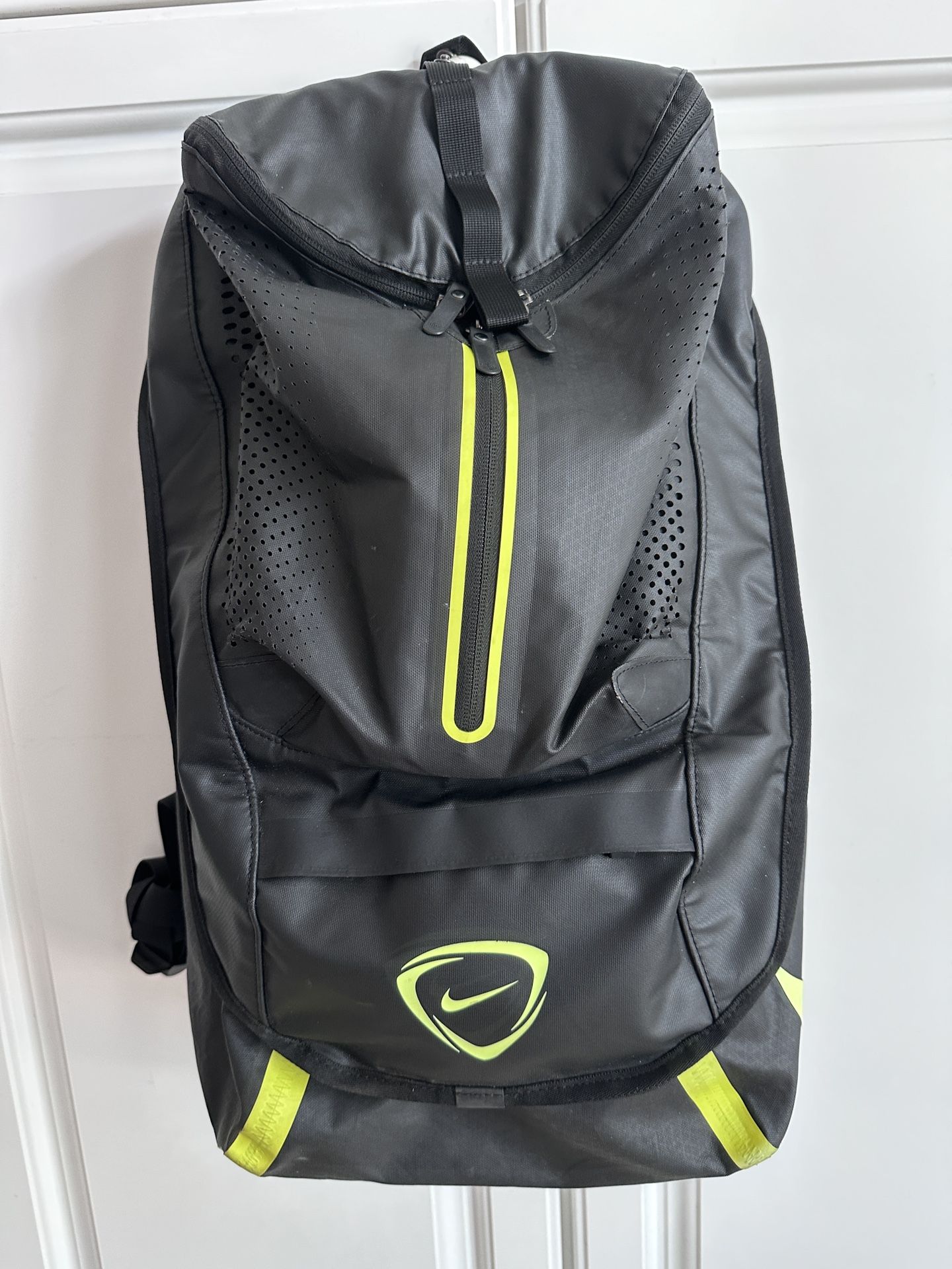 Nike Man's Soccer Hypershield MAX AIR Backpack Black-Volt, Preowned, Great Shape The Nike Male Soccer Hypershield MAX AIR Backpack in Black-Volt is a