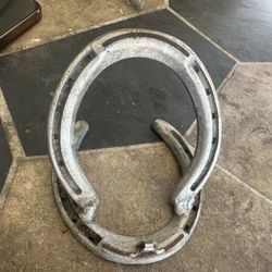 Horseshoe Phone-stand 