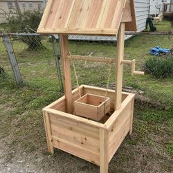 Wishing Well Cedar Planter 