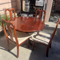 Round Table With Chairs 