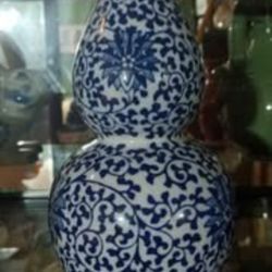 Jiangdezhen Era China Double Gourd Blue Lotus Floral Motif Vase. https://offerup.com/redirect/?o=Qy4xOTUwLmlu great https://offerup.com/redirect/?o=Y2