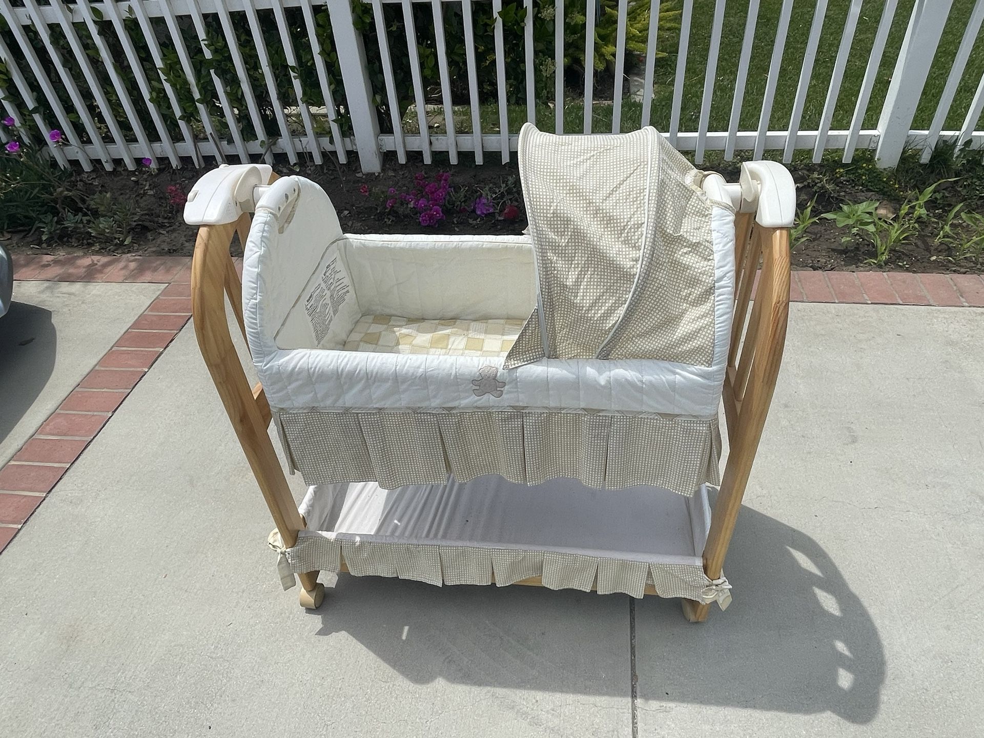 Eddie Bauer Musical Rocking Baby Bassinet