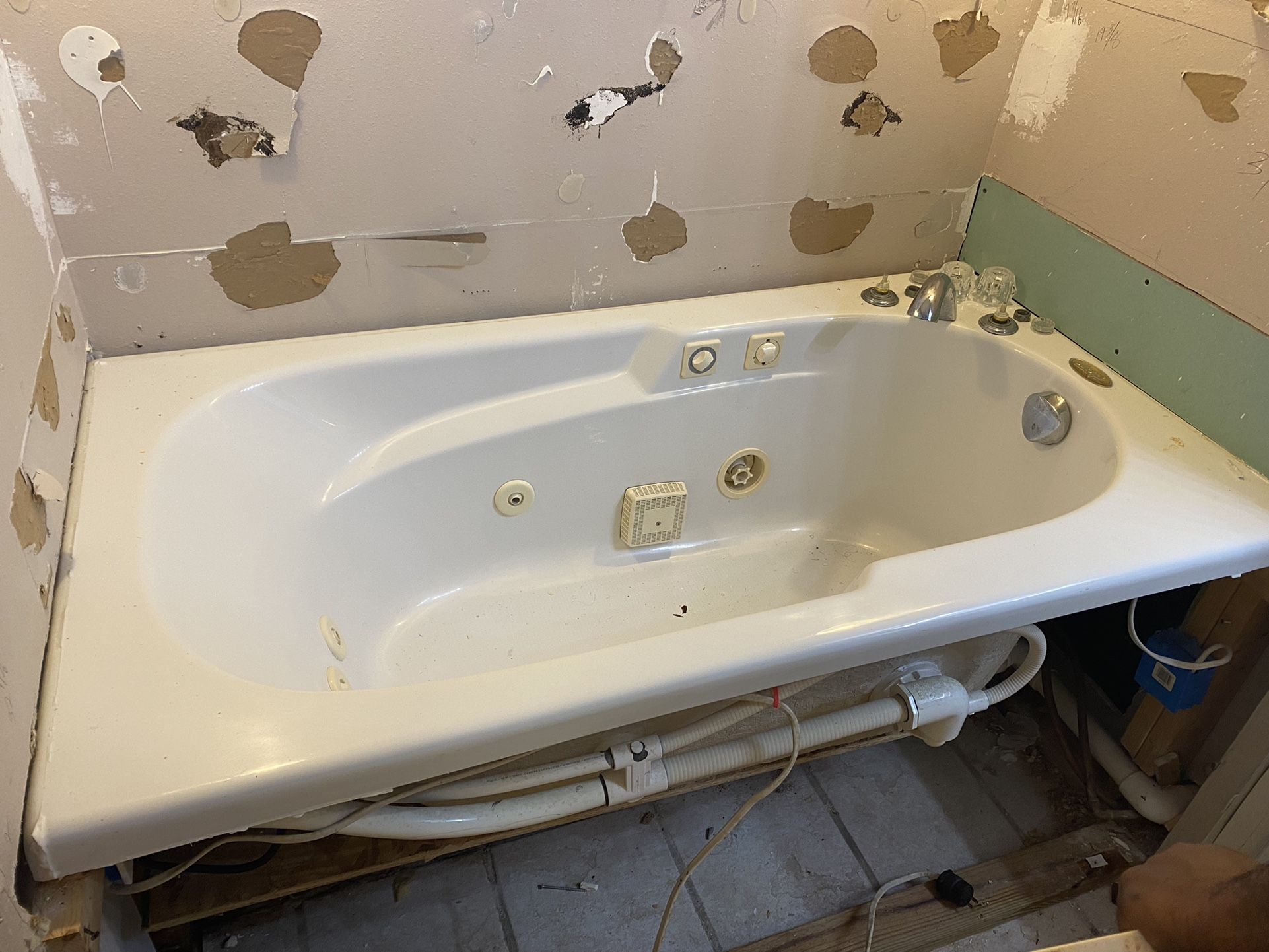 Right Hand Jacuzzi Tub Must Go 