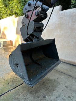 Excavator hydraulic tilt bucket attachment