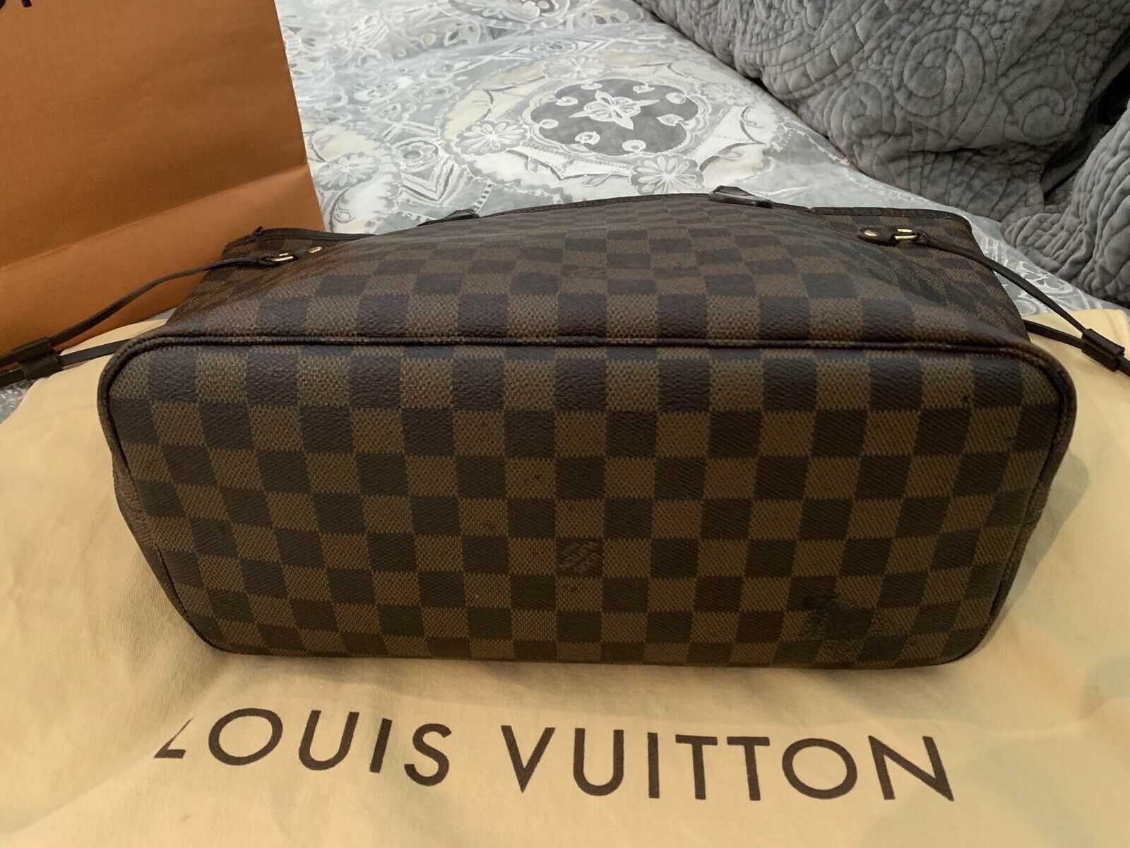 Authentic Louis Vuitton Damier Ebène Canvas Classic Tote Bag for Sale in  Columbus, OH - OfferUp