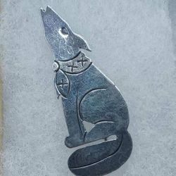 Vintage Howling Coyote Sterling Silver Pin, few scratches
