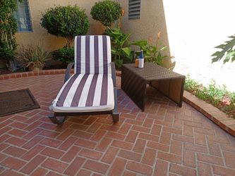 ADJUSTABLE LOUNGE CHAIR FOR THE POOL, GARDEN AND PATIO WITH TABLE  CUSHION INCLUDED