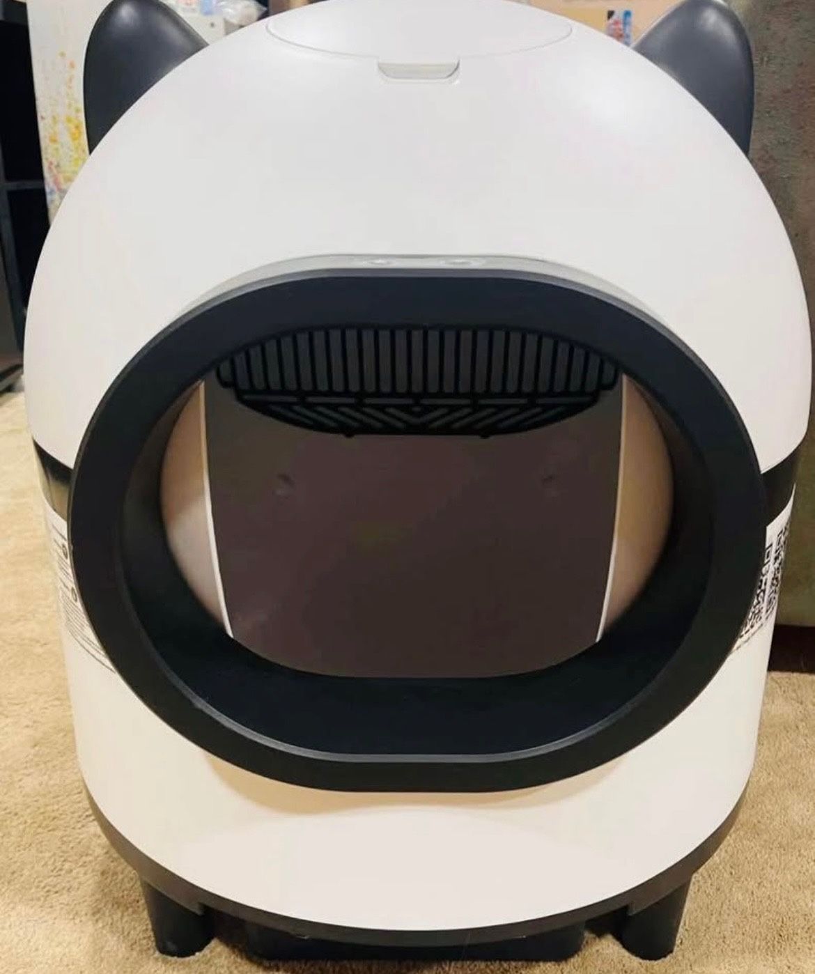 NEAR MINT Automatic SELF cleaning Litter box w WiFi 