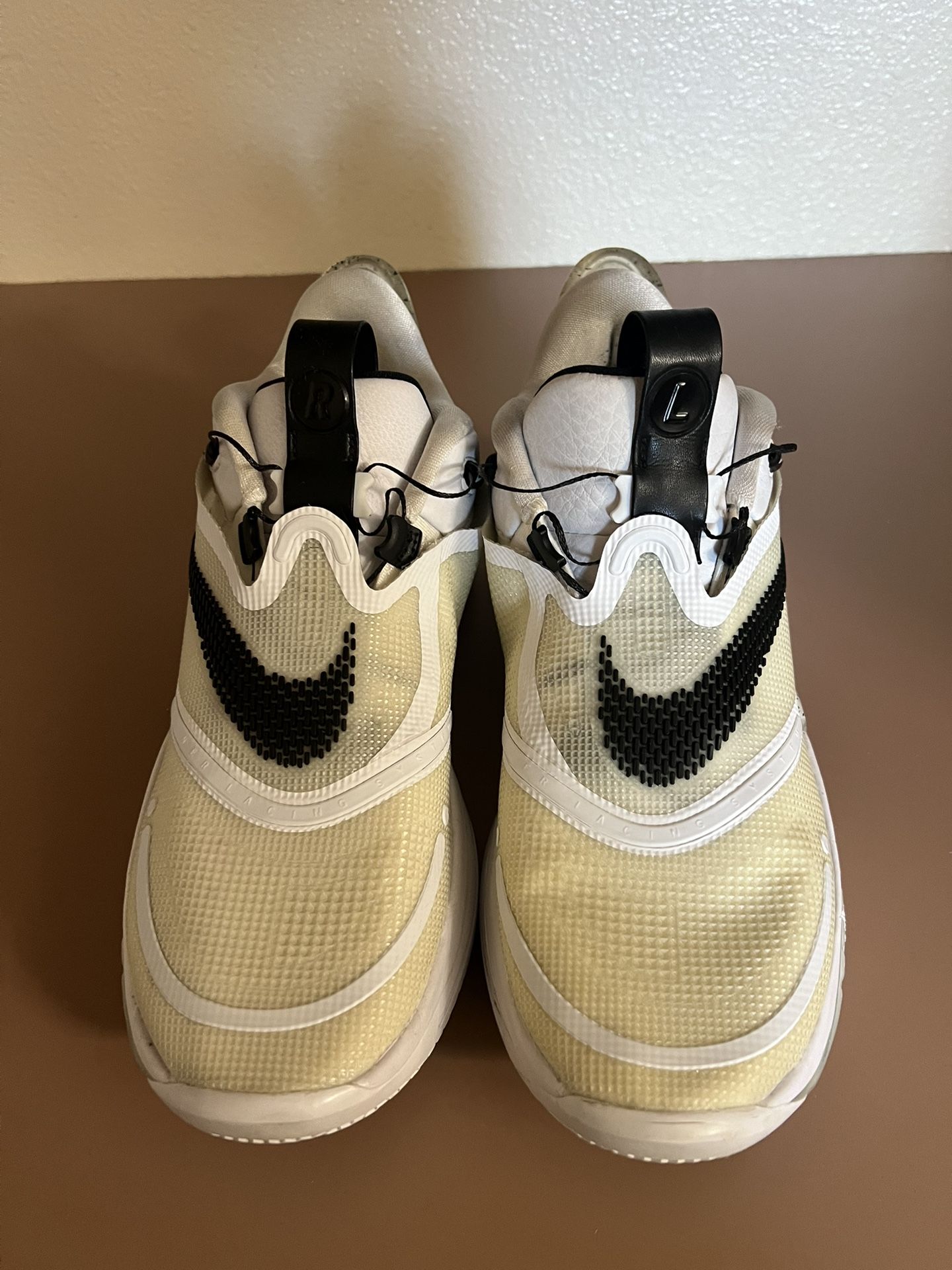 Nike adapt bb 2.0 size 9.5 USA charger and original box and charging pad