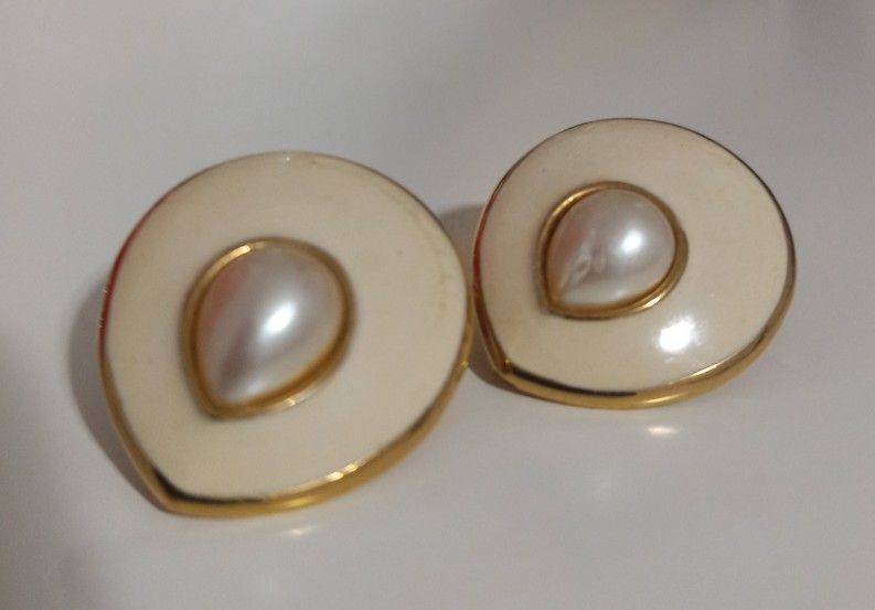 MONET vintage Earings. Clip Ons. Perfect Condition.