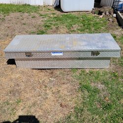 Truck tool box