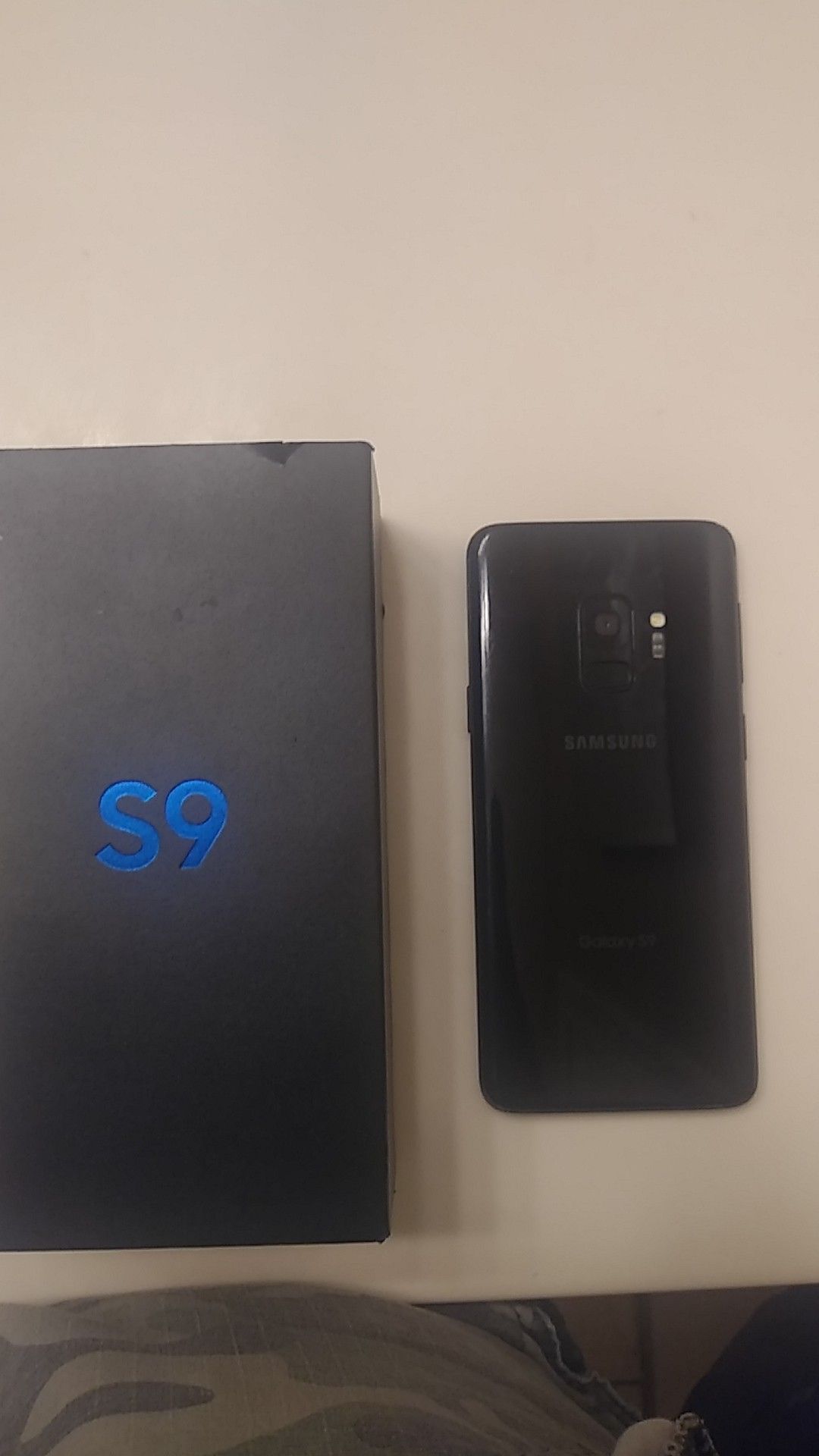 Locked Samsung galaxy S9 with box and wireless charger (No charging cables