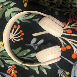 Beats Solo 4  (color White )