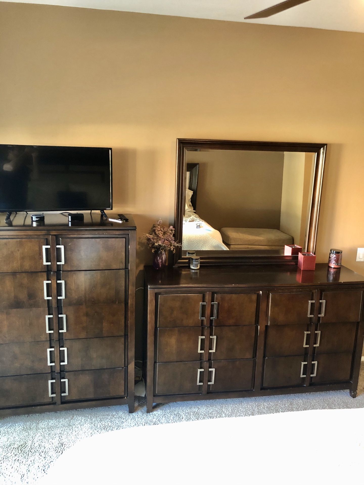 Bedroom set for sale (Queen Size)