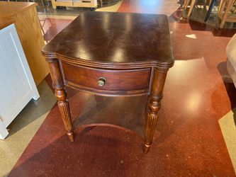 BASSETT Traditional Dark Wood End Table with Turned Legs