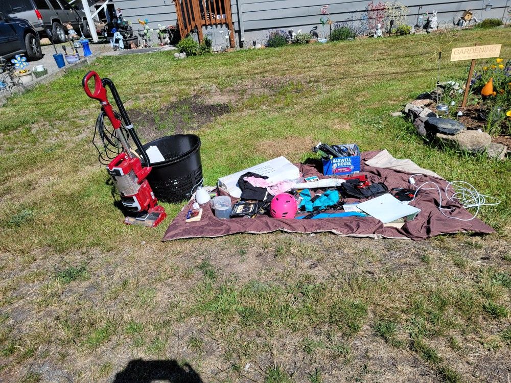 Free Stuff In Yard 7423 Lower Ridge Rd Everett for Sale in Everett, WA