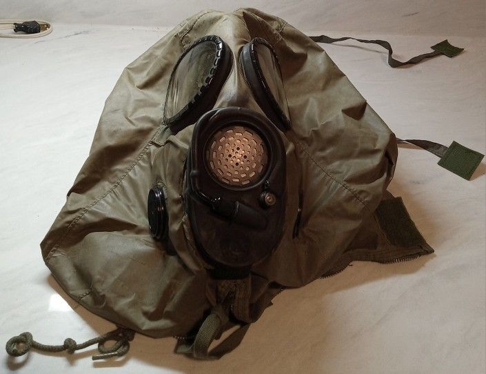 US Army 80's Chemical Biological Mask & Bag M17a2