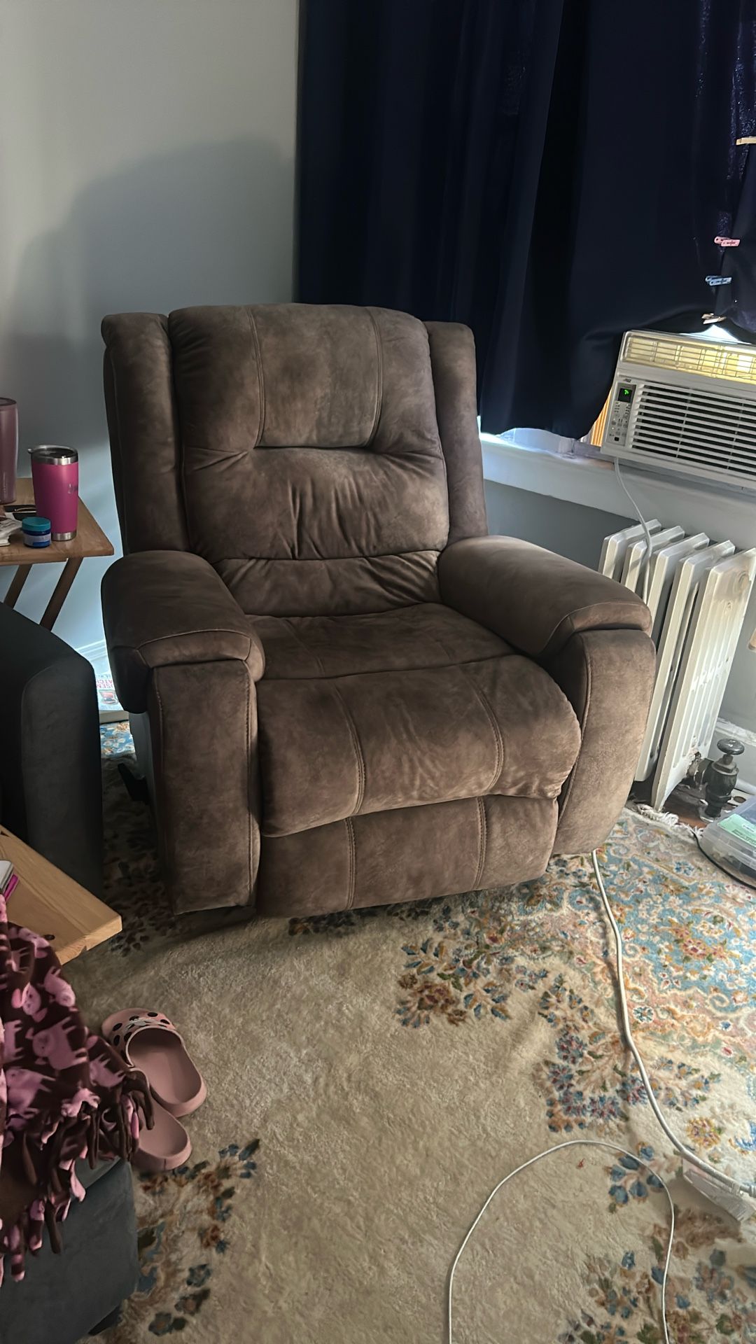 Like New Manual Recliner