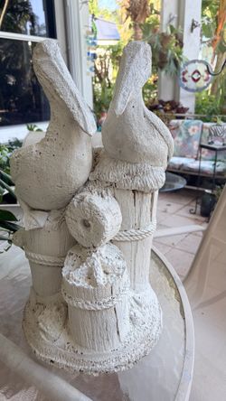 Cast concrete double pelican concrete Statue