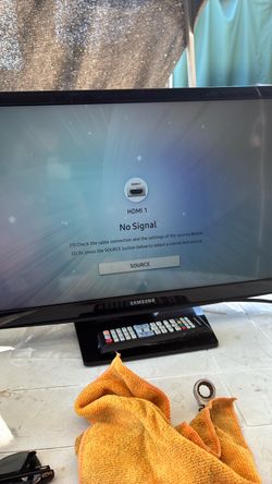 Samsung Flat Screen TV with Remote 24”