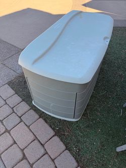 Rubber maid storage bin