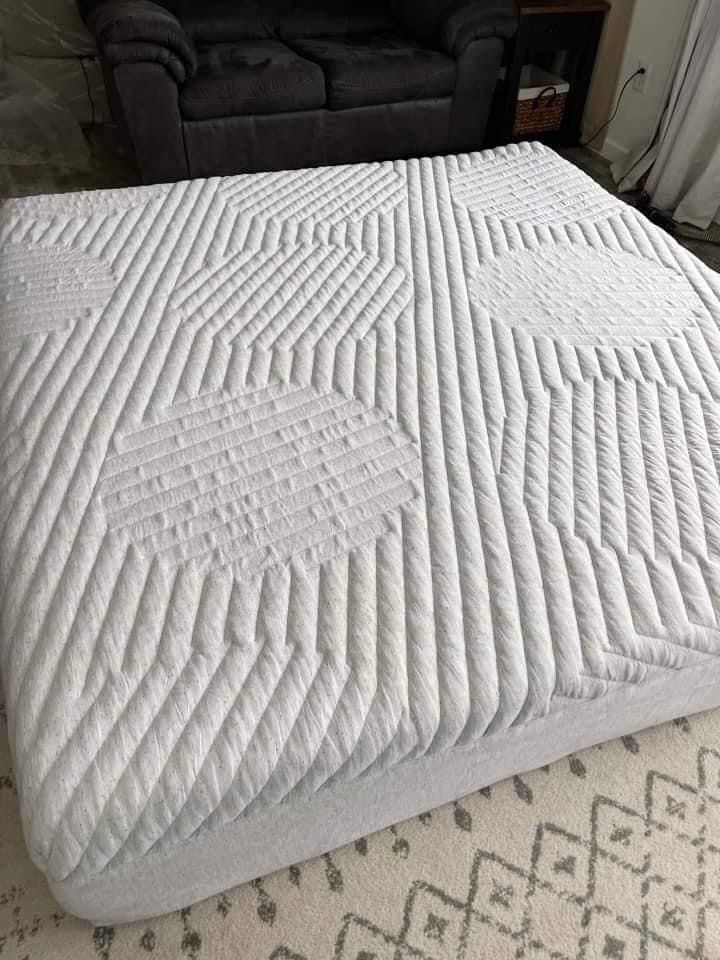 Barely Used King Casper Wave Hybrid Memory Foam Mattress