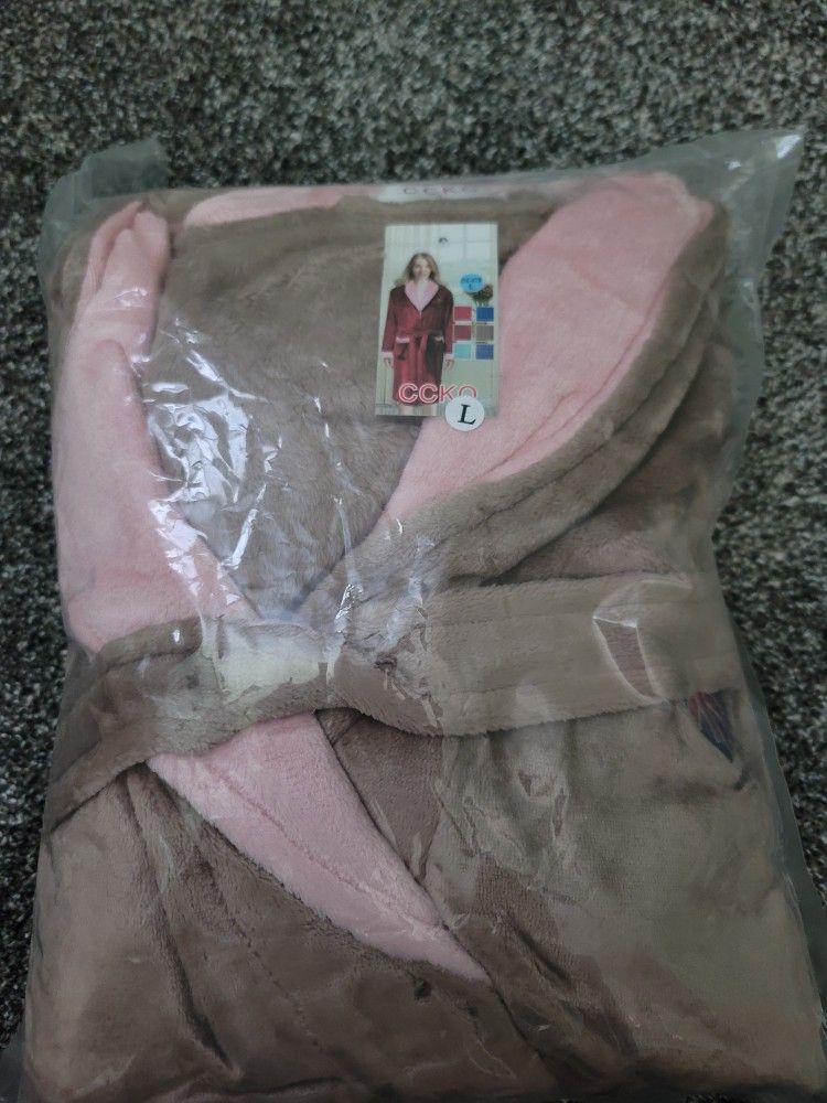 Woman's Robe Brand New, Size Large