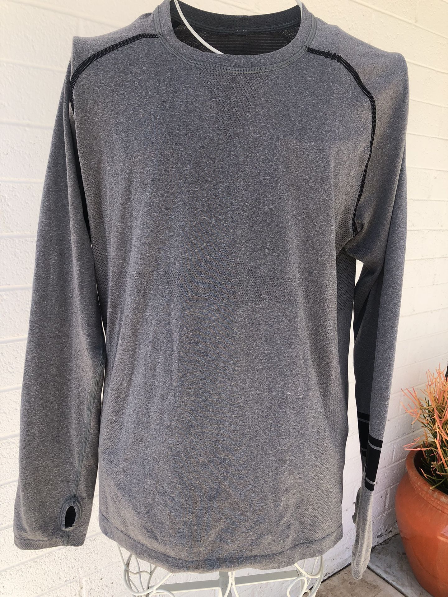 Lululemon Men's Long Sleeve Performance T Shirt with Thumb Holes