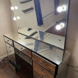 Hollywood-Style Lighted Makeup Vanity – Mirrored