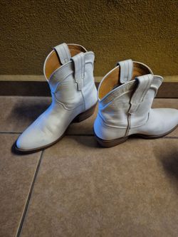 2 pairs of boots Express and Dingo