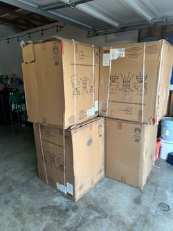 Sillas nuevas no mesa 70$ la caja trae 2 sillas