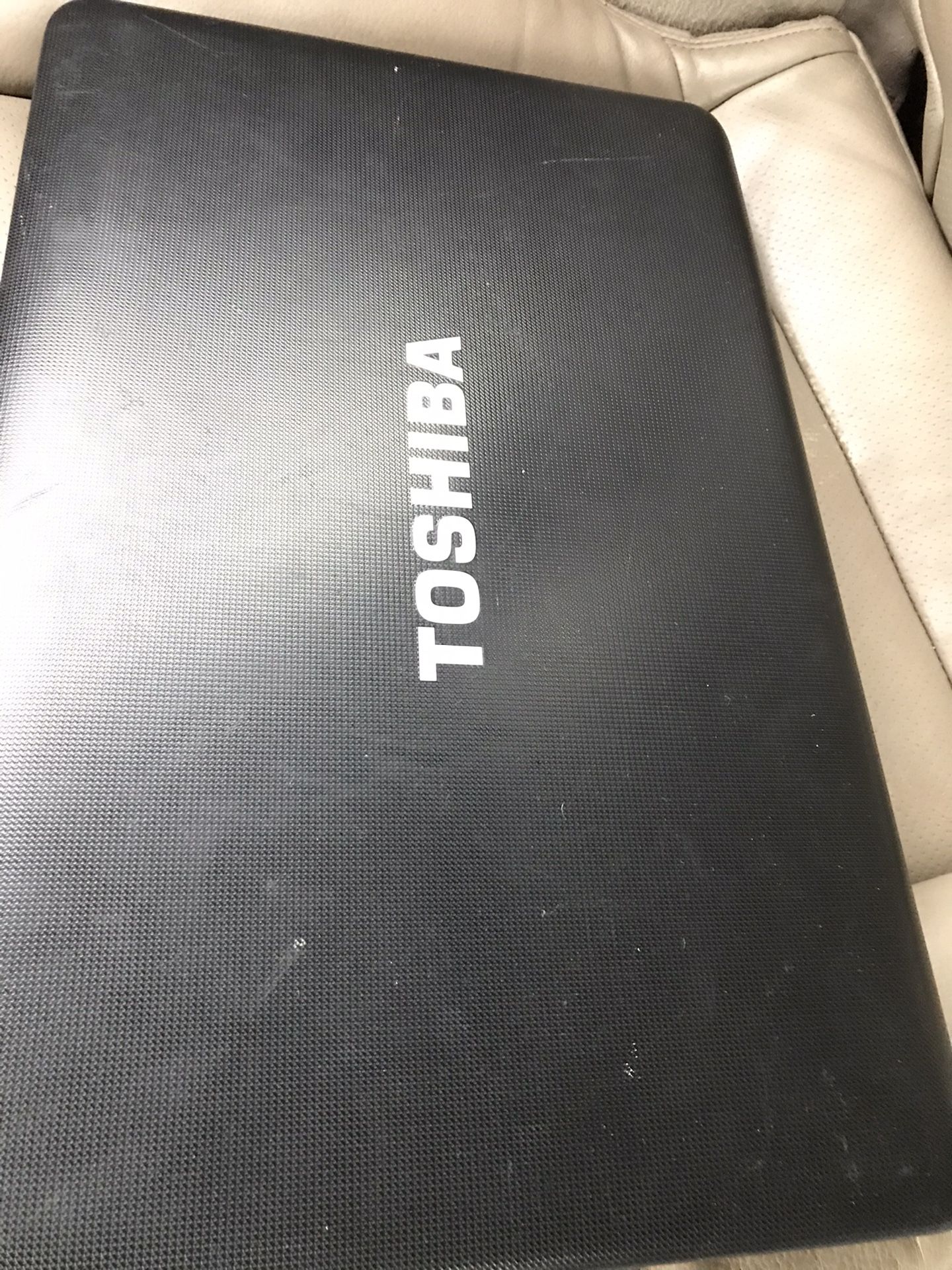 Toshiba Laptop 💻 (does not have charging cord)