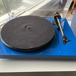 Pro-Ject Debut Carbon Turntable 