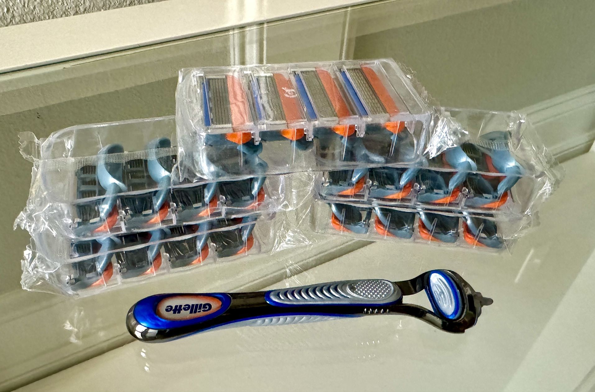 Gillette Fusion 5 Razor W/ 22 Blades. (SEE DESCRIPTION)