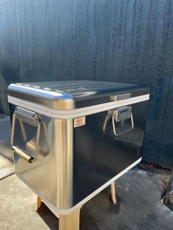 YETI V series stainless steel hard cooler